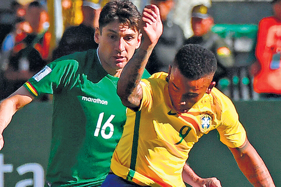 Gabriel Jesús intenta llevarse la pelota ante Ronald Raldes. (Fuente: AFP)