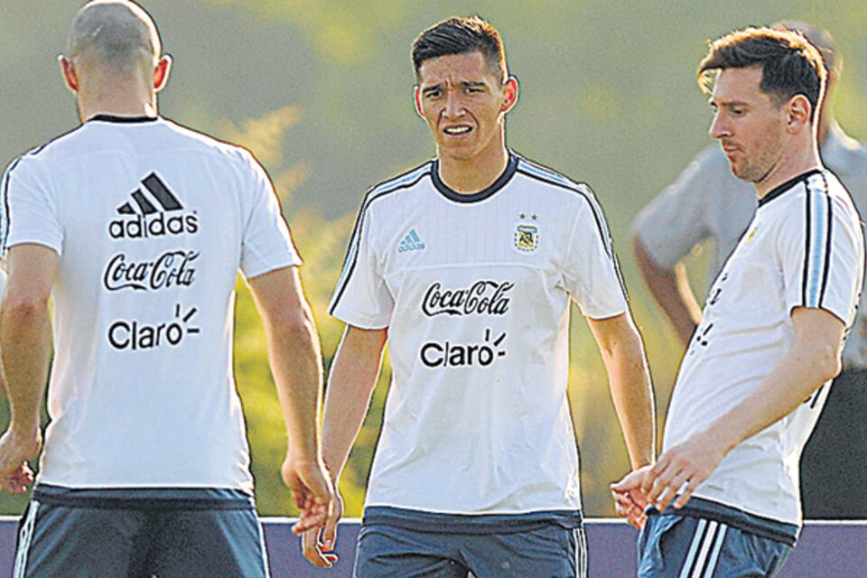 El capitán Messi y Kranevitter, quien volvió a ser convocado a la Selección. (Fuente: AFP)