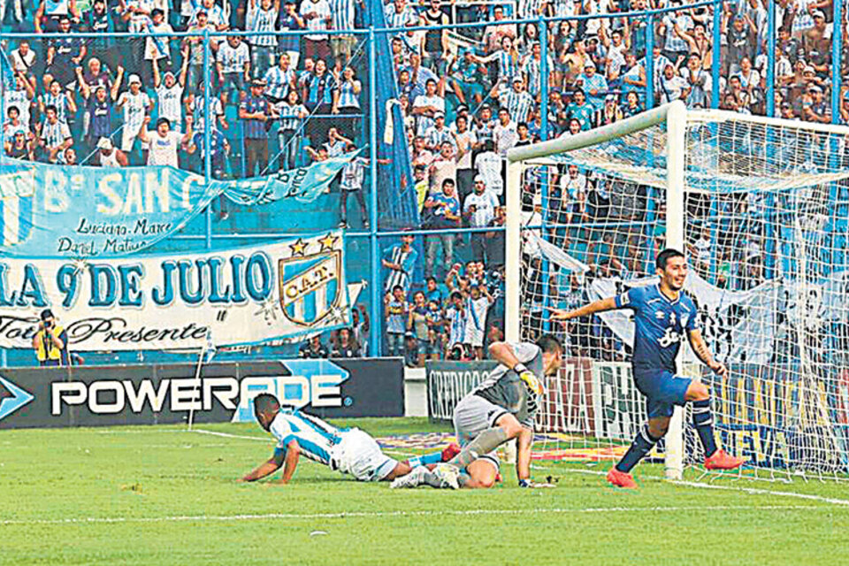 Los tucumanos festejaron con goles de Alvarez, Acosta y Barbieri, en contra.