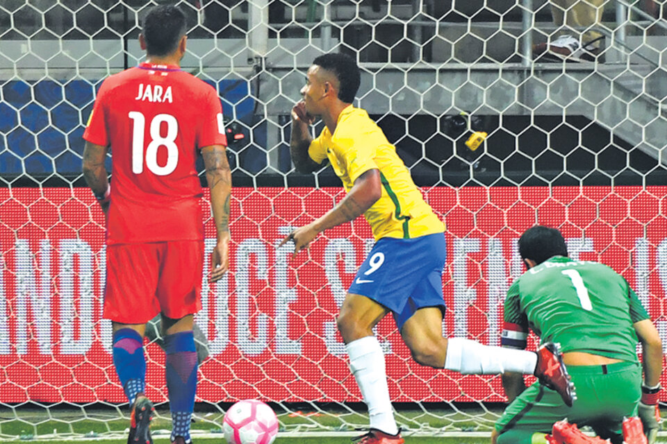 Gabriel Jesús comienza el festejo del segundo gol de su cuenta personal, ante la decepción de Bravo y Jara. (Fuente: AFP)