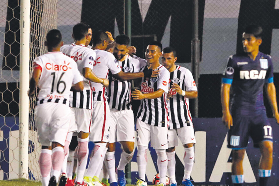 Todo Libertad festeja el gol de Salcedo, el único del partido. (Fuente: EFE)