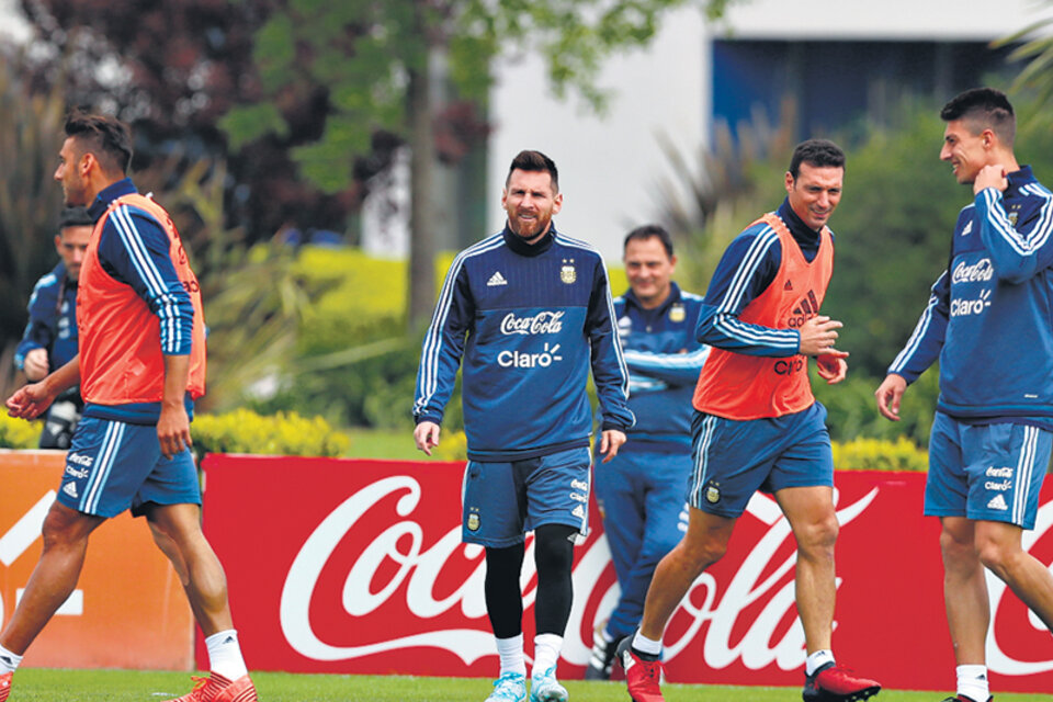 Messi estuvo ayer con sus compañeros del seleccionado argentino haciendo movimientos livianos. (Fuente: EFE)