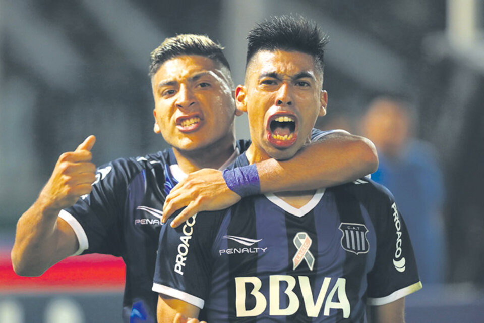 Ramírez, autor de dos goles, recibe el abrazo de Torres, que anotó el tercero.