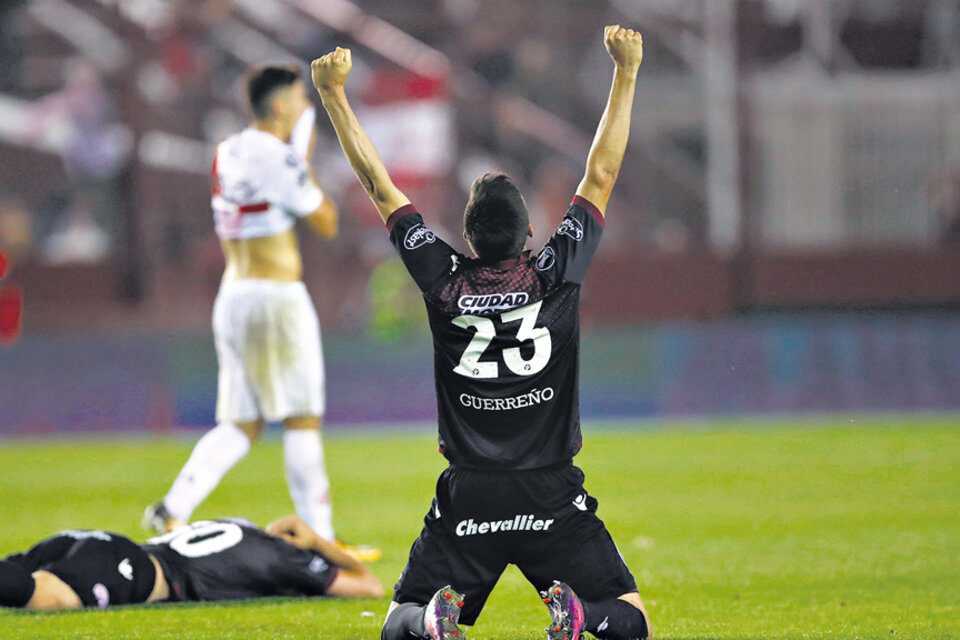 Guerreño y Marcone festejan la histórica clasificación a la final de la Copa Libertadores. Pity Martínez se lamenta. (Fuente: EFE)