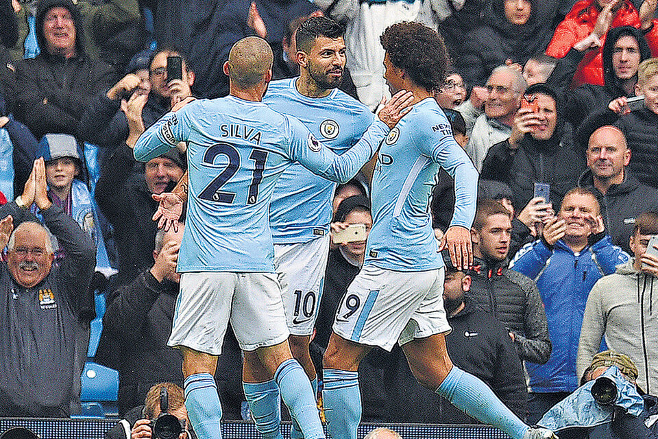 Sergio Agüero festeja rodeado por sus compañeros del Manchester City, puntero de la Premier League. (Fuente: AFP)