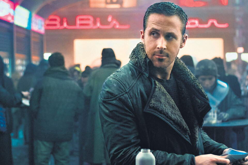 Ryan Gosling es el agente K, un replicante dócil que debe eliminar a sus pares en rebeldía.