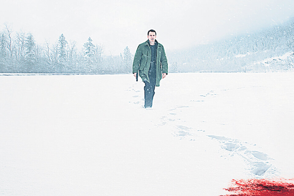 En el film, el rojo de la sangre se destaca como una explosión sobre la claridad del paisaje nevado.