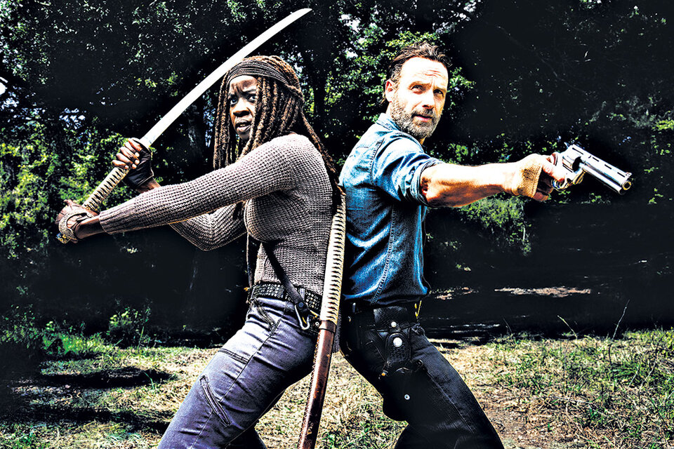 Michonne y el sheriff Rick Grimes, espalda contra espalda para combatir a Negan y su bate con púas.
