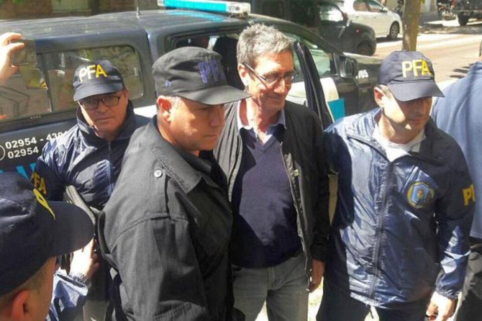 Aníbal Prina, rodeado de policías, tras su detención. (Fuente: El Diario de La Pampa)