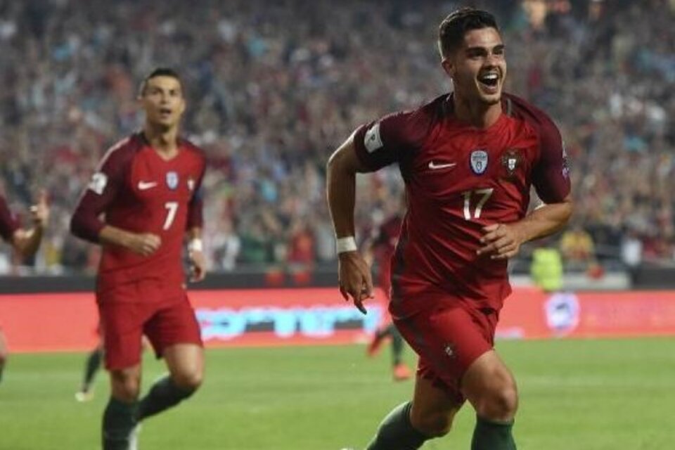 Los portugueses celebran uno de los goles que los depositó en el Mundial. (Fuente: AFP)
