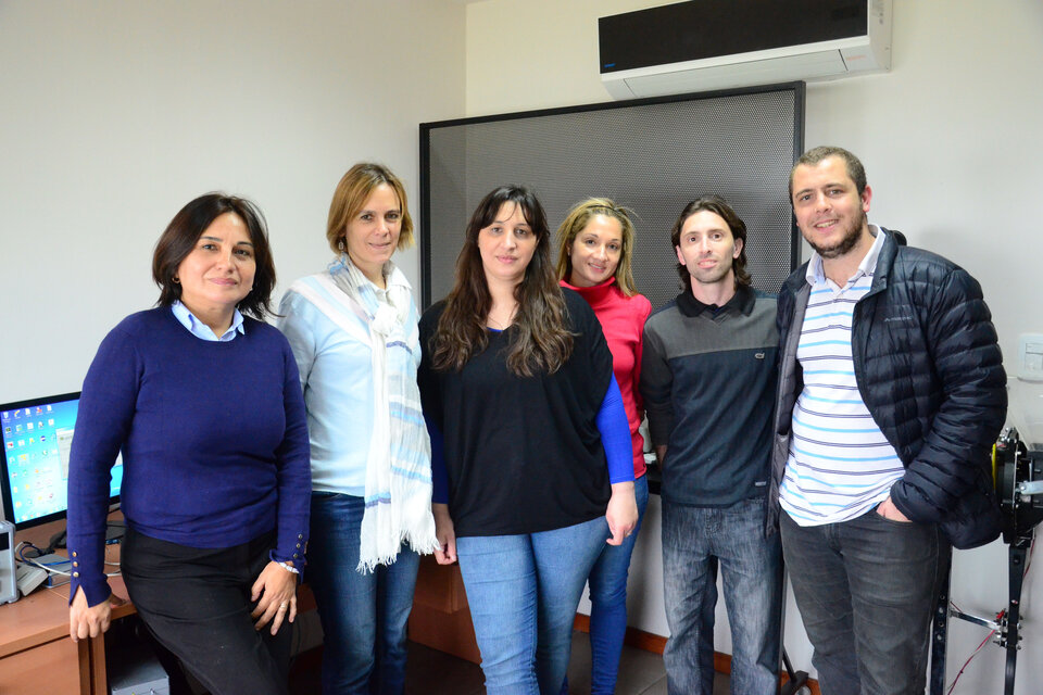 Natalia Iglesias (de chaleco negro, en el medio) rodeada del equipo de investigación.