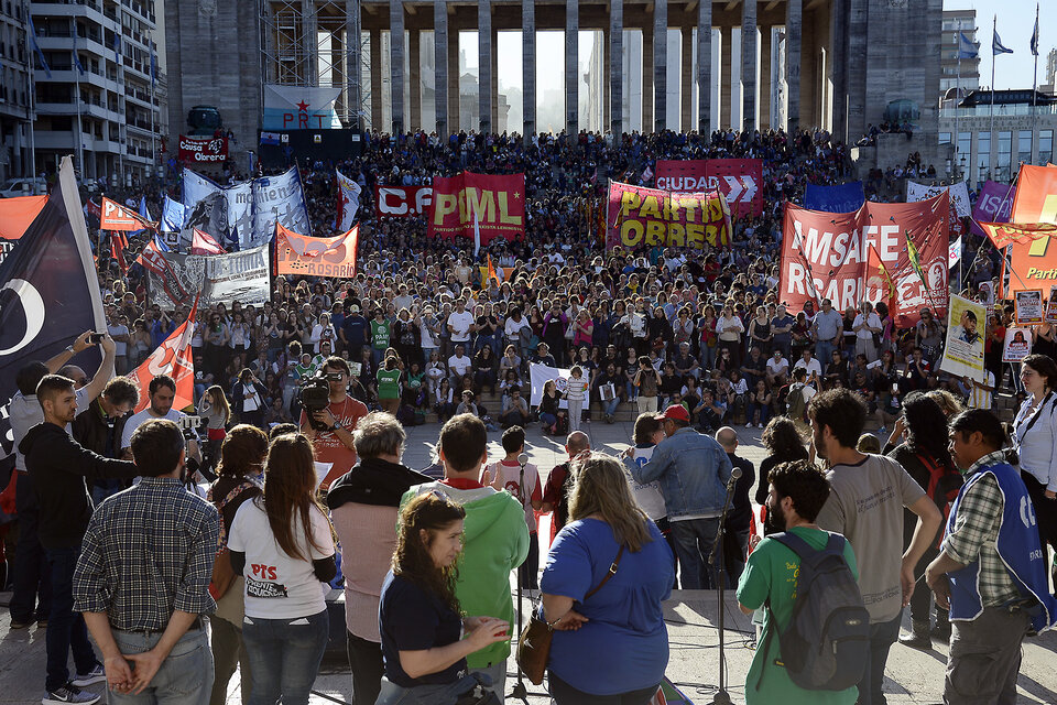 El monumento se llenó de gente que fue a pedir por Santiago. (Fuente: Andres Macera)