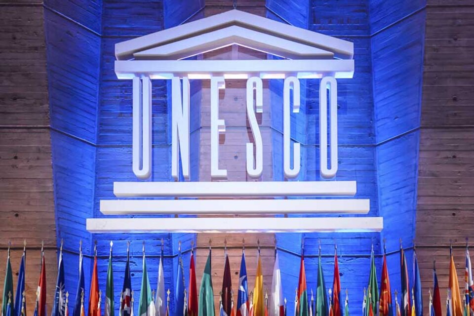 Fotografía de archivo que muestra la sala principal de conferencias de la Organización de Naciones Unidas para la Educación, la Ciencia y la Cultura (UNESCO) durante la 38ª sesión de la Conferencia General de la UNESCO. (Fuente: EFE/Christophe Petit Tesson)