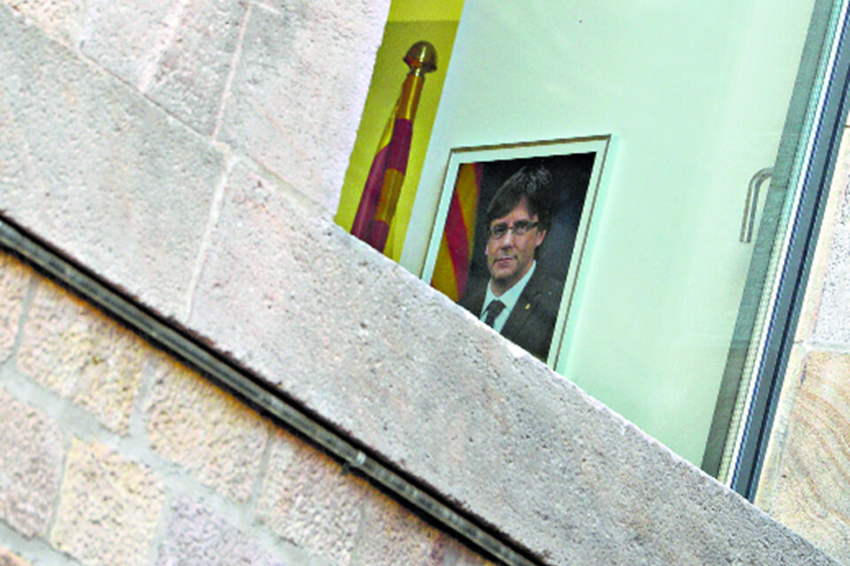 El retrato de Carles Puigdemont cuelga de una pared de la Generalitat (gobierno catalán). (Fuente: AFP)