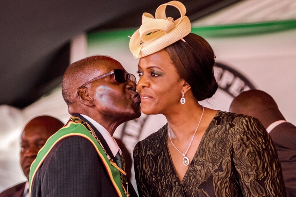 Mugabe besa a su esposa Grace en un acto: sus días de poder terminaron. (Fuente: AFP)
