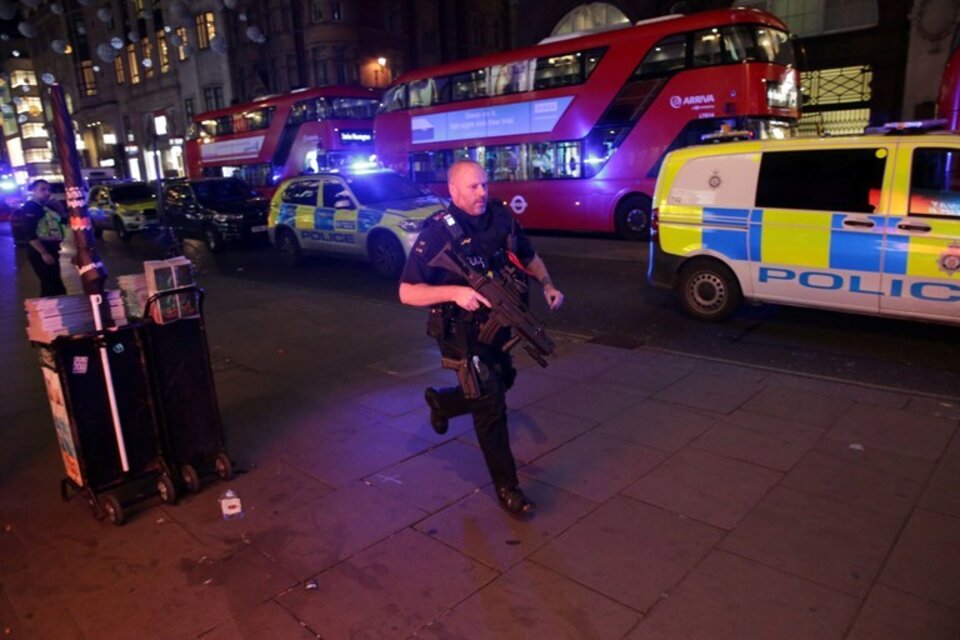 Un policía de la policía londinense, durante el operativo de hoy en la capital británica. (Fuente: AFP)