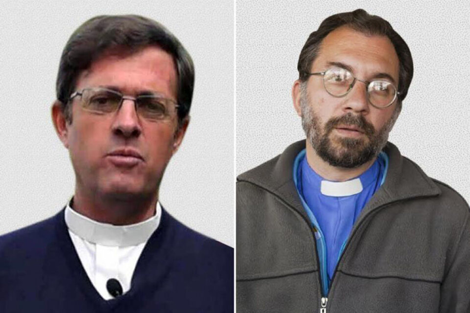 Los sacerdotes Gustavo Carrara y Jorge García Cuerva. (Fuente: Télam)