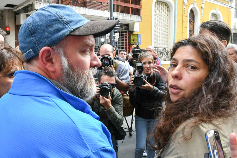 Sergio Maldonado y su pareja, Andrea Antico, tras conocer los resultados de la autopsia. (Fuente: Télam)