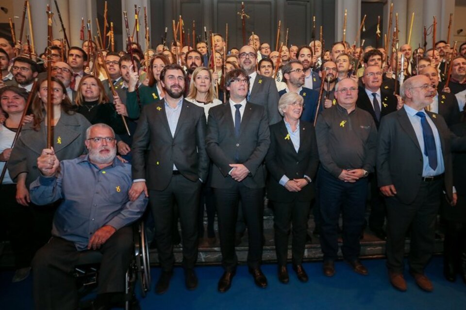 Puigdemont, sus ministros y los 200 alcaldes, que blanden sus bastones de mando. (Fuente: EFE)