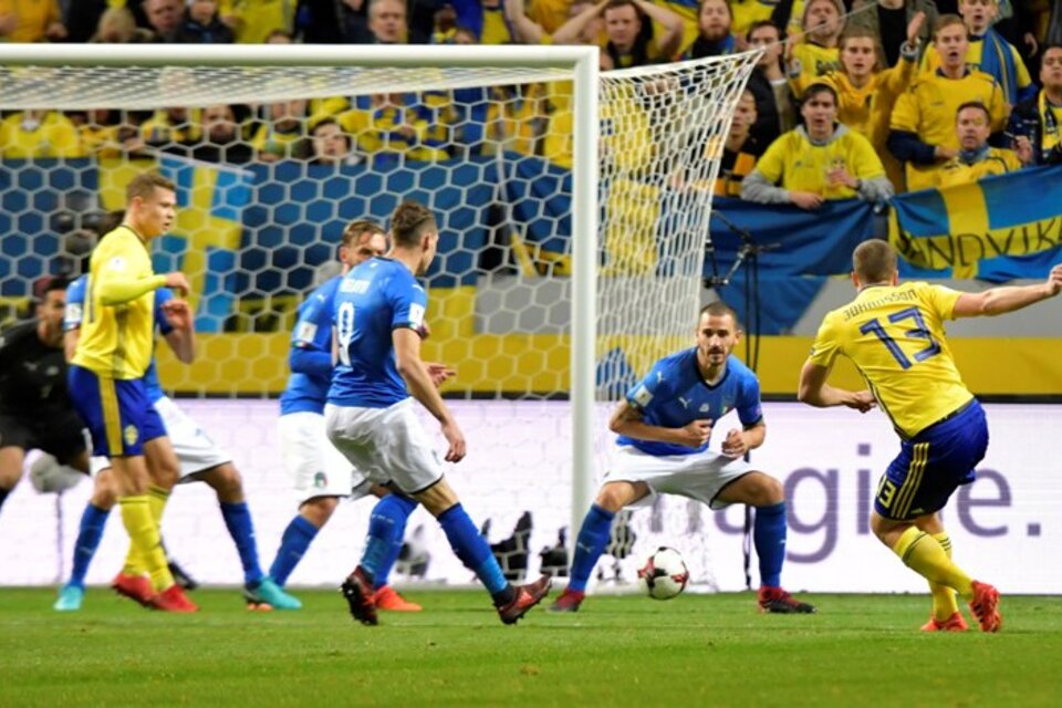 Johansson marca el gol que le puede valer la clasificación a Suecia. (Fuente: EFE)