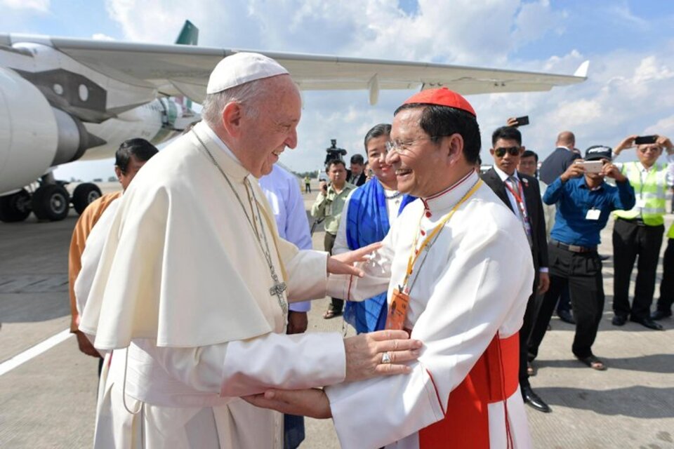 Francisco se saluda al aterrizar en Rangún con el cardenal que organizó el encuentro con el general Min Aung Hlaing. (Fuente: EFE)