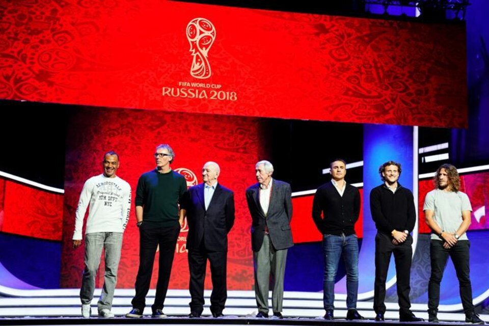 Cafú, Laurent Blanc, Nikita Simonian, Gordon Banks, Fabio Cannavaro, Diego Forlán y Carles Puyol en el ensayo del sorteo. (Fuente: EFE)