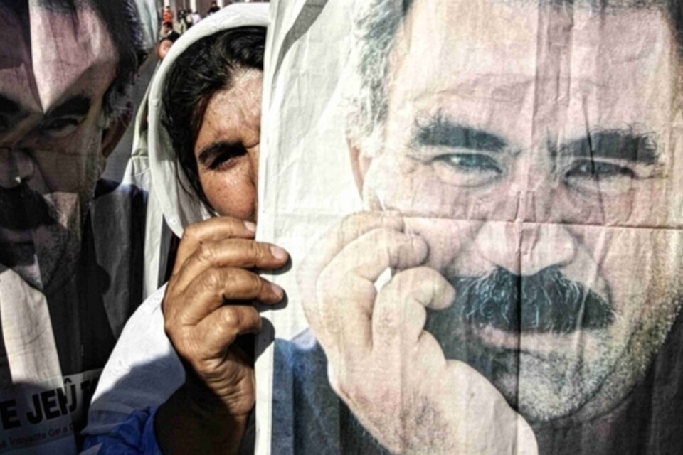 Una seguidora de Öcalan muestra una imagen del líder turco. De Turquía a Palermo, según un informe que citó Clarín. (Fuente: AFP)