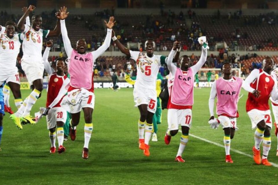 Lo senegaleses festejan la que será su segunda presencia en un Mundial. (Fuente: AFP)