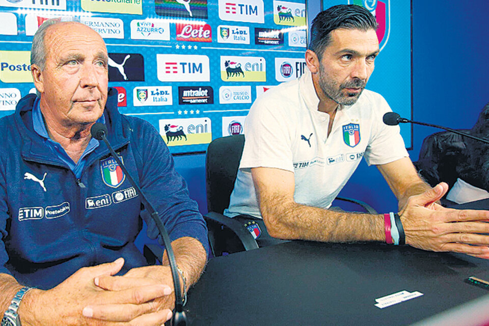 El técnico Gian Piero Ventura y el arquero Buffon. (Fuente: AFP)