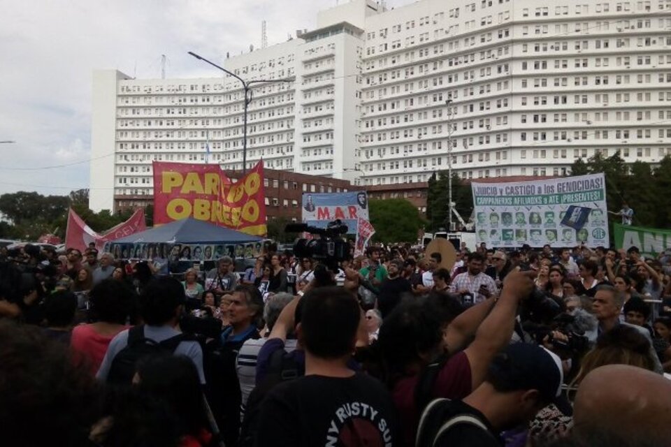 Con pancartas y banderas se siguen el fallo en Retiro por los crímenes de la Esma. (Fuente: Twitter Abuelas de Plaza de Mayo)