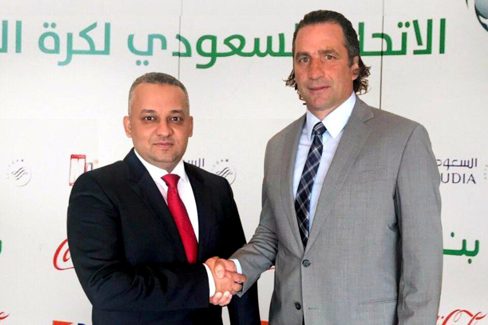 Pizzi y el presidente de la Federación de Fútbol de Arabia Saudita, durante la firma del contrato.