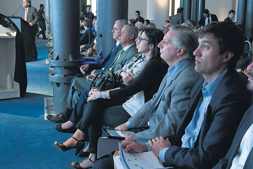 El ministro de Energía, Juan José Aranguren, siguió las exposiciones de la audiencia pública desde la primera fila. (Fuente: Télam)