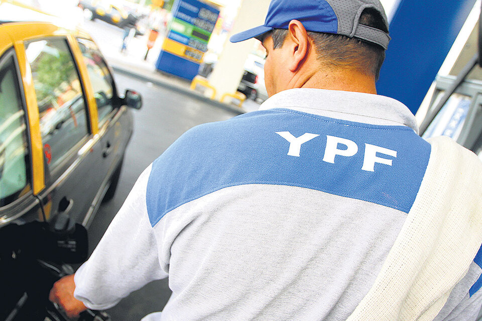 La petrolera YPF aplicó la rebaja de 1,5 por ciento en sus surtidores a partir de la 0 hora de hoy. (Fuente: Leandro Teysseire)