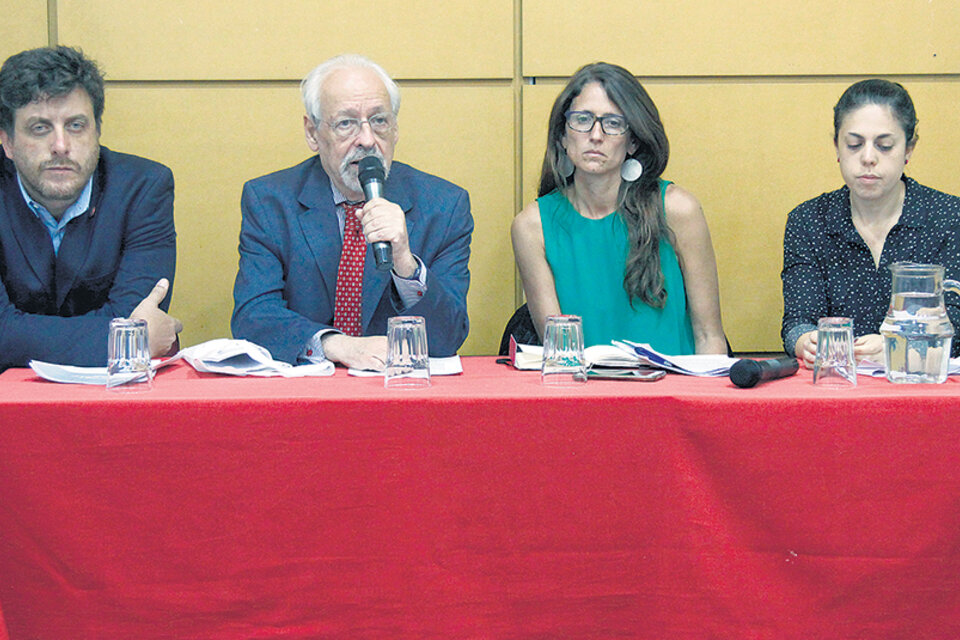 Gastón Chillier, Horacio Verbitsky, Elizabeth Gómez Alcorta y Gabriela Kletzel en la conferencia. (Fuente: Jorge Larrosa)