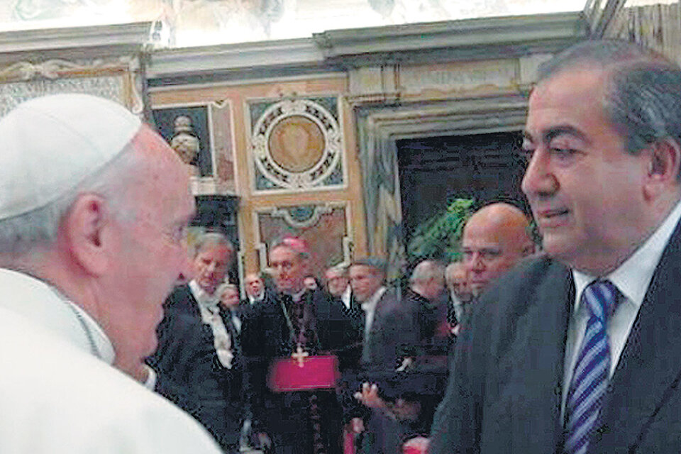 Héctor Daer, uno de los que está en Roma, va por otra foto junto al papa Francisco.