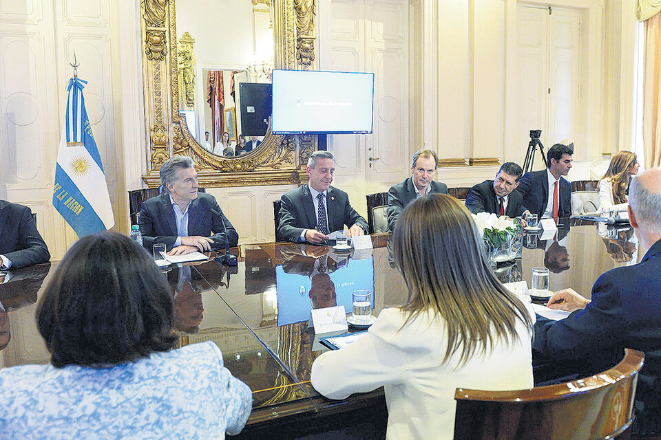 Mauricio Macri y parte de su gabinete con los gobernadores, en la reunión del último jueves.