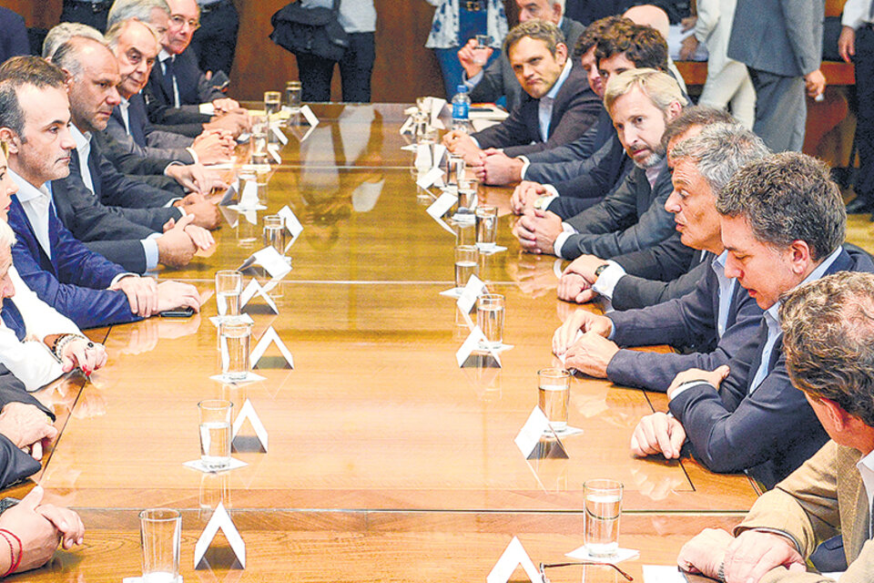 La reunión de los funcionarios del Gobierno con la gobernadora de Tierra del Fuego, empresarios y sindicalistas. (Fuente: Télam)