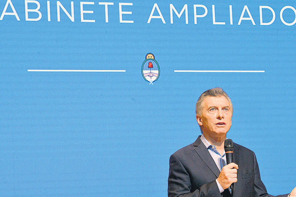 Mauricio Macri instó a los funcionarios a hacer recortes.
