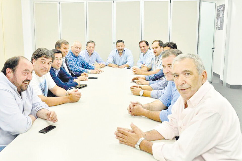 Una de las rondas de negociaciones que encabezaron ayer Gustavo Menéndez y Fernando Gray.