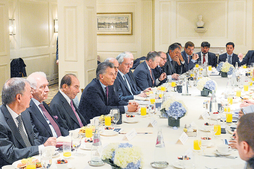 El Presidente reunido con empresarios y acompañado por Diego Bossio y el gobernador Juan Schiaretti. (Fuente: DyN)