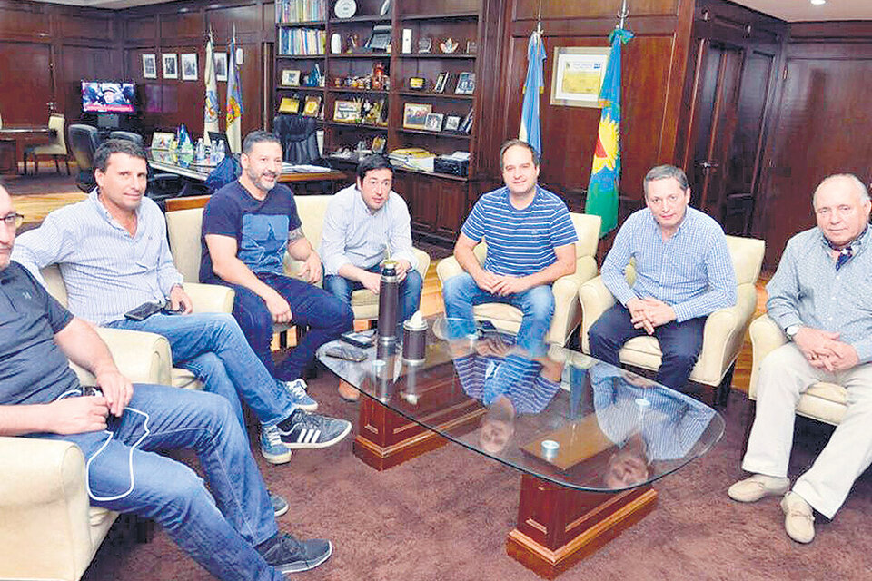 Menéndez y Gray reunidos con intendentes en Malvinas Argentinas.