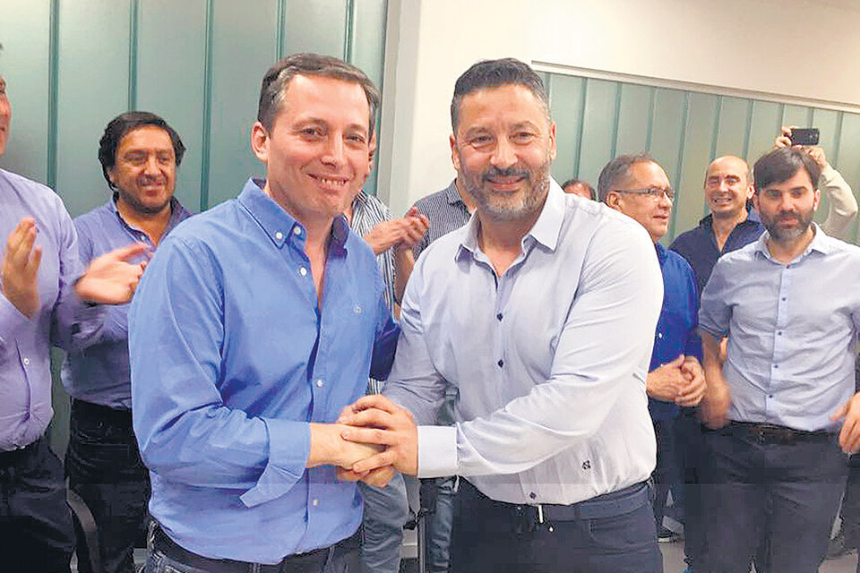 Fernando Gray y Gustavo Menéndez con el apoyo de los intendentes.