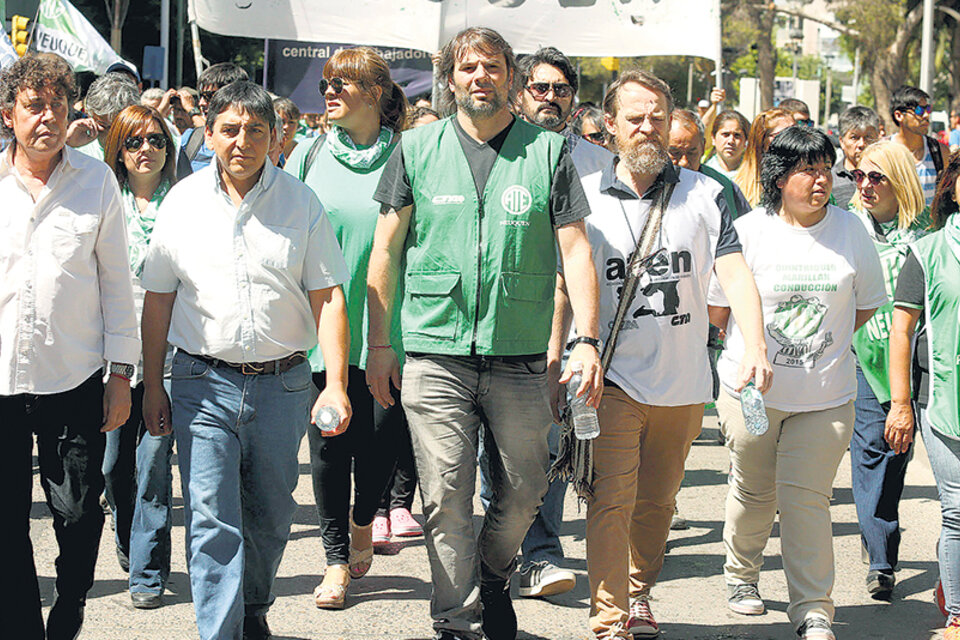 Los estatales de ATE y Pablo Micheli, de la CTA, participaron ayer de una movilización en Neuquén.