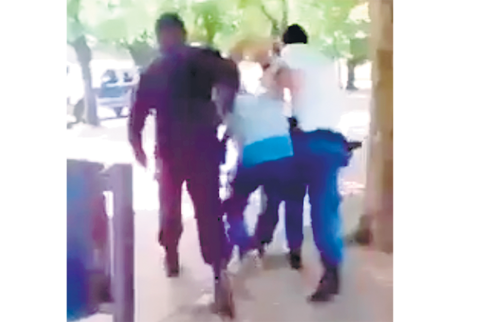 La policía se llevó al chico esposado, pese a la protesta de una docente.