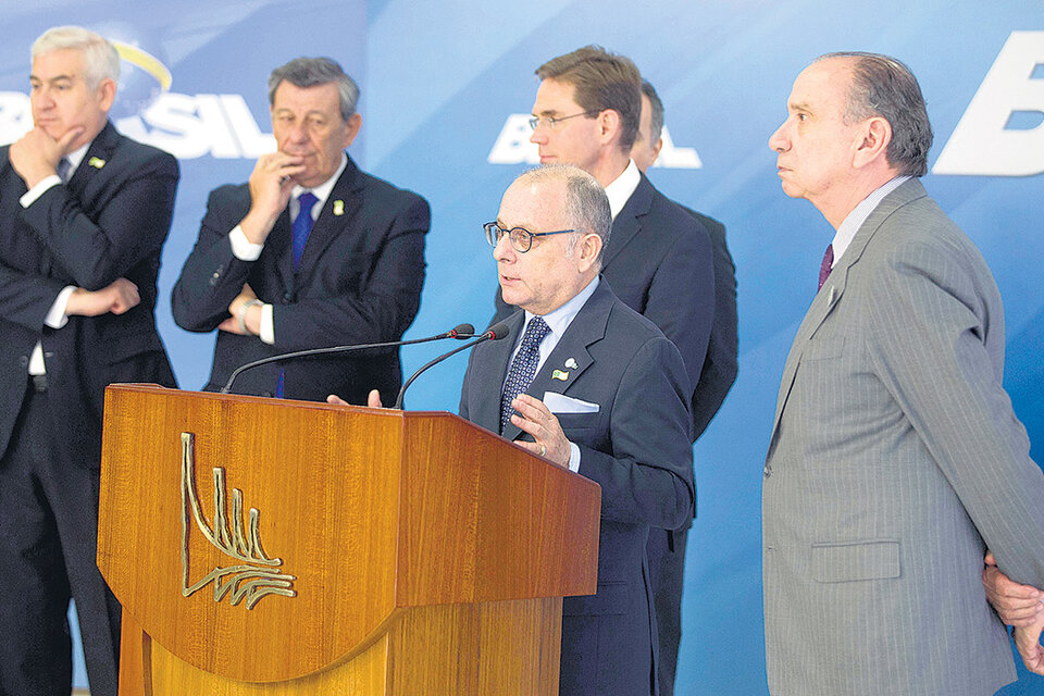 Jorge Faurie, canciller argentino, junto a sus pares del Mercosur y el representante de la Comisión Europea. (Fuente: EFE)
