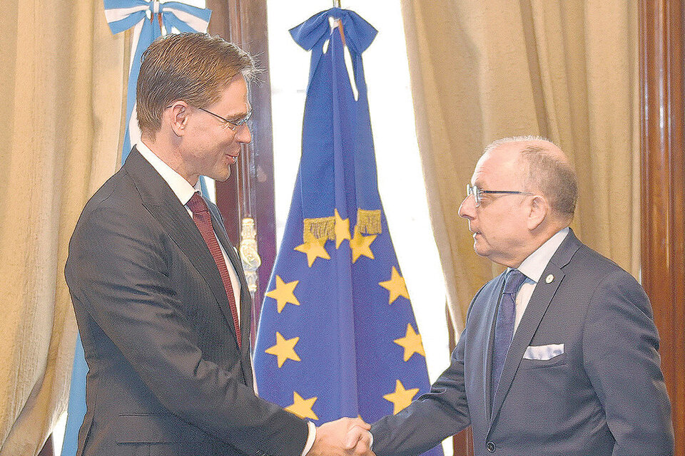 El canciller Faurie con el vicepresidente de la Comisión Europea, Katainen.