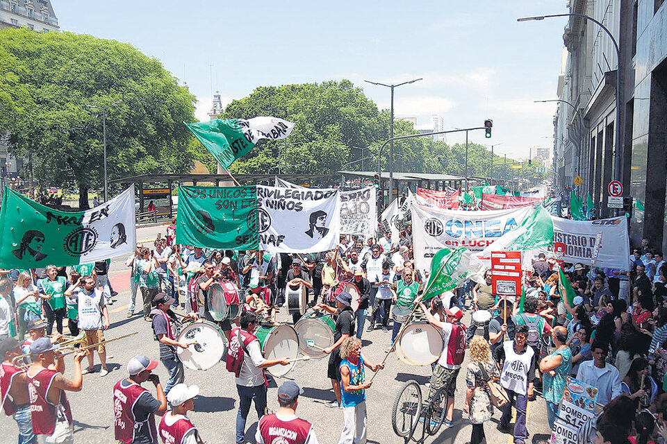 Los estatales de ATE cortaron en Corrientes y Callao y sobre Paseo Colón, frente a Energía.
