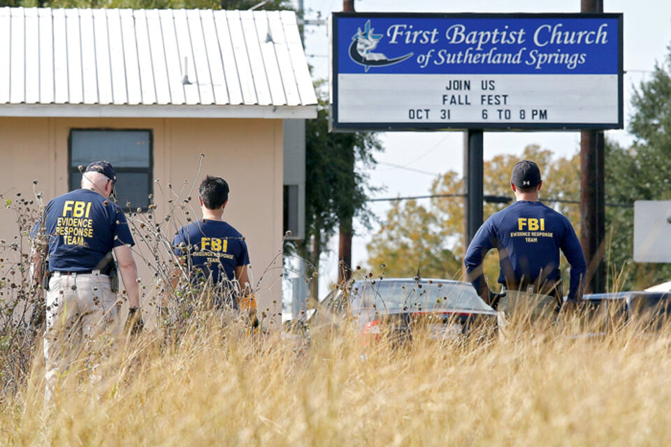 Alrededor de la iglesia de Sutherland Springs, el FBI siguió ayer buscando evidencias. (Fuente: EFE)