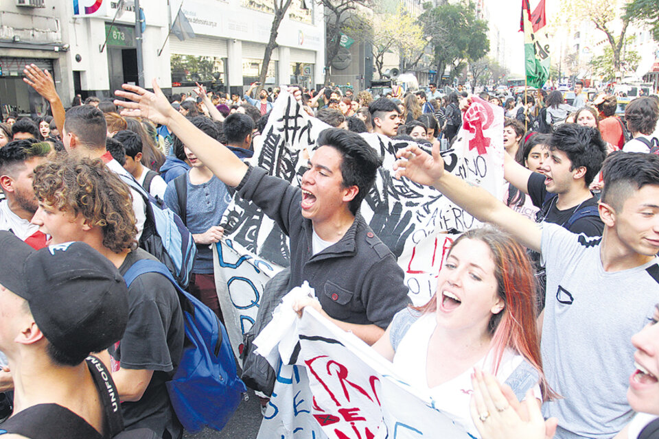 Los reclamos de los estudiantes se concentraron en que el gobierno informara sobre la reforma.