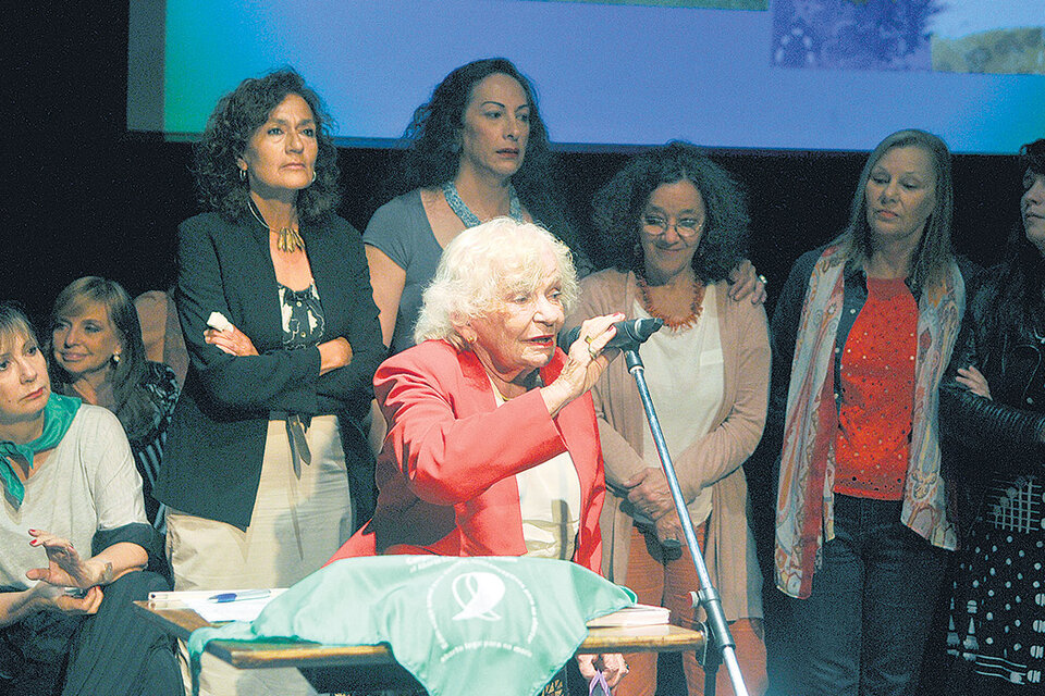 Nelly Minyersky entre las presentes en la entrega de distinciones de la Fundación Agenda de las Mujeres. (Fuente: Sandra Cartasso)